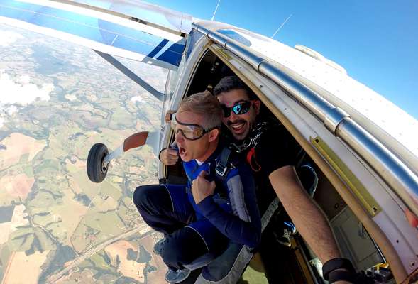 Discover why tandem jumping in Prague  is a skydiving experience everyone is talking about
